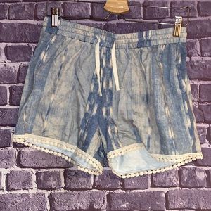 Cloud chaser brand shorts in a size large.